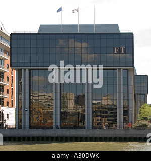 FT segno del logo sul Financial Times giornale della facciata & riflessioni nel rivestimento di vetro accanto al Fiume Tamigi Southwark Londra Inghilterra REGNO UNITO Foto Stock