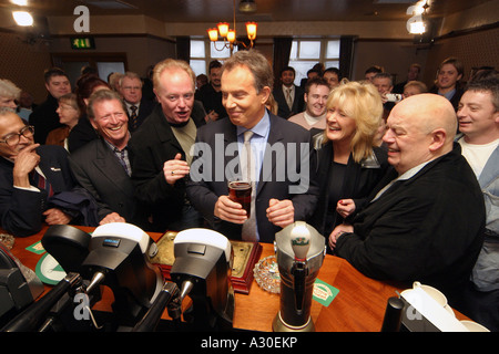 L'attore Bruce Jones ha una parola con Tony Blair mentre godono una pinta nel ritorno di Rover sulla strada di Coronation stabilita in 2005 Foto Stock