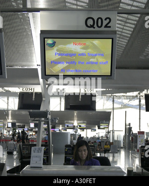 "Avviso passeggero con armi da fuoco si prega di avvisare il personale della compagnia aerea al momento del check-in Counter' Foto Stock