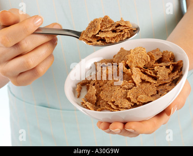 Donna BRANFLAKES mangiare cereali per la prima colazione Foto Stock