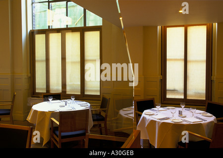 Posti ai tavoli nella sala da pranzo del clarence hotel di proprietà di pop band U2 Dublino 1999 Foto Stock