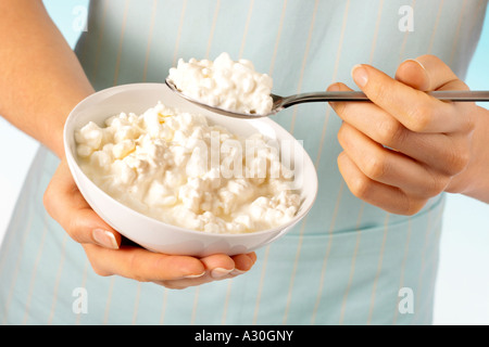 Donna di mangiare il formaggio Foto Stock