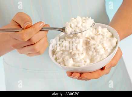 Donna di mangiare il formaggio Foto Stock