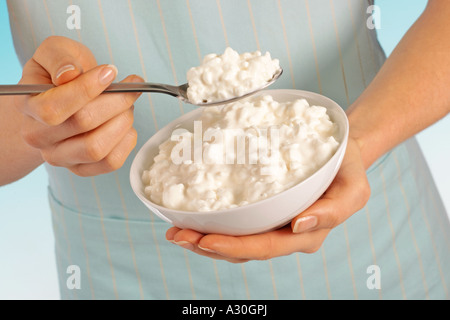 Donna di mangiare il formaggio Foto Stock