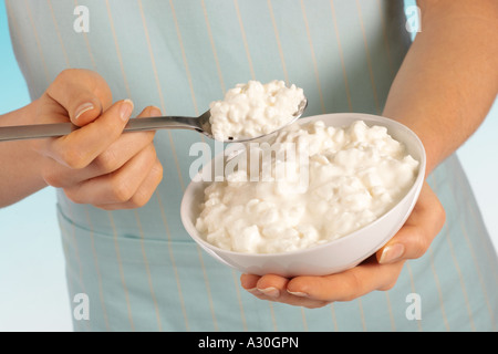 Donna di mangiare il formaggio Foto Stock