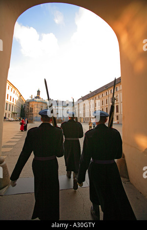 Guardia ceca presso il Castello di Praga Praga Repubblica Ceca Europa Foto Stock