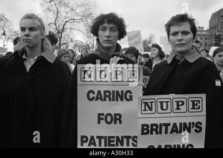 Gli infermieri da Londra ospedali staging un giorno di sciopero protesta a Whitehall Foto Stock