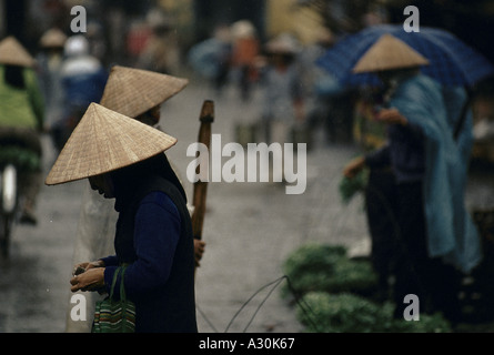 Il Vietnam 1994 Vietnam del Nord persone che indossano tradizionali cappelli conici al mercato nella piccola cittadina di pescatori di han gai halong 1994 Foto Stock