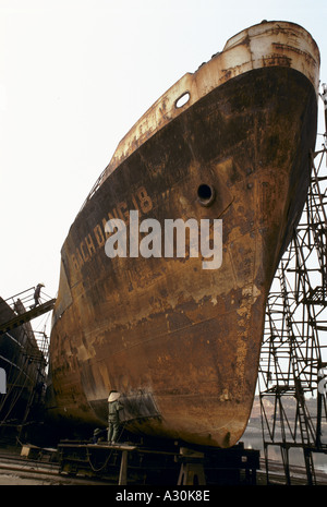 Il Vietnam ha long bay shipyard il cantiere è disperata per più ordini di lavoro è la riparazione di navi vecchie 1994 Foto Stock