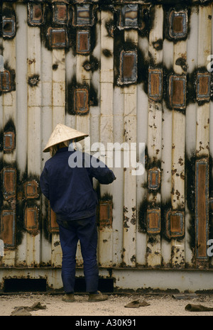 Il Vietnam ha long bay shipyard il cantiere è disperata per più ordini di lavoro è la riparazione di navi vecchie 1994 Foto Stock