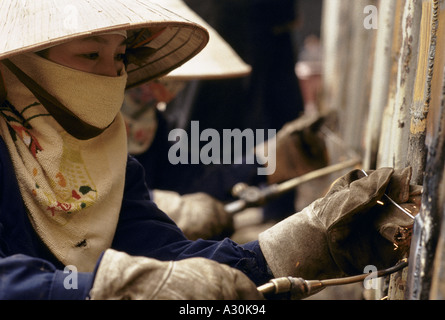 Il Vietnam ha long bay shipyard il cantiere è disperata per più ordini di lavoro è la riparazione di navi vecchie 1994 Foto Stock