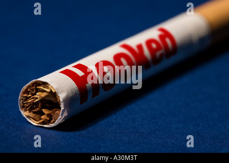 Sigaretta con agganciato stampata sul lato di esso Foto Stock