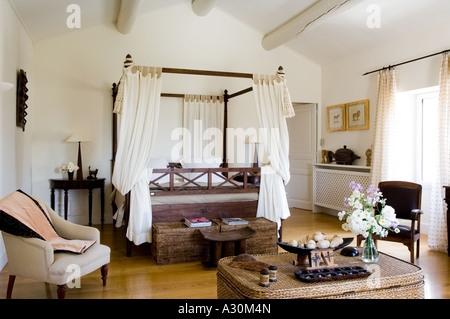 Camera da letto con lo storage di vimini e trunk fourposter bed Foto Stock