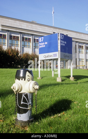 Un idrante di fuoco dipinto come un personaggio dei fumetti al di fuori del tribunale nel nuovo Carlisle in Quebec Foto Stock