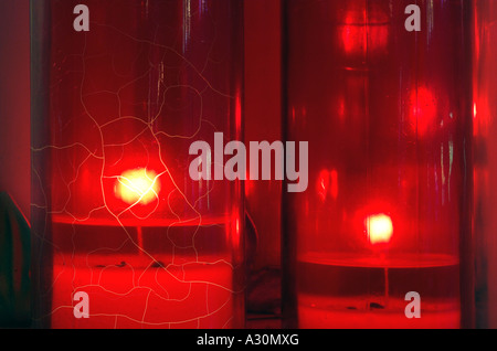 Red candele votive in una chiesa in Québec Foto Stock