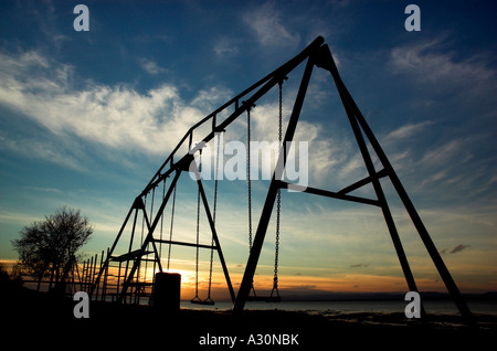 Un bambino swing stagliano tramonto sul fiume San Lorenzo in Quebec Foto Stock