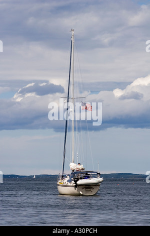 Imbarcazione a vela SERENDIPITY ancoraggio in inverno Porto, Vinalhaven Isola, Maine Foto Stock