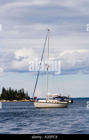 Imbarcazione a vela SERENDIPITY ancoraggio in inverno Porto, Vinalhaven Isola, Maine Foto Stock