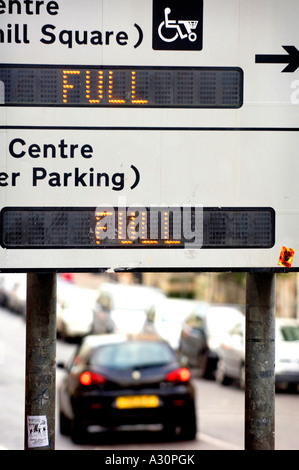 Gli automobilisti in coda per parcheggio auto presso un centro città parcheggio multipiano. Foto Stock