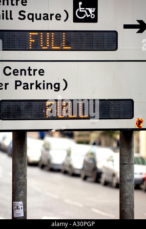 Gli automobilisti in coda per parcheggio auto presso un centro città parcheggio multipiano. Foto Stock