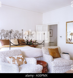 Matching poltrone modellato in camera da letto con testiera ornati Foto Stock