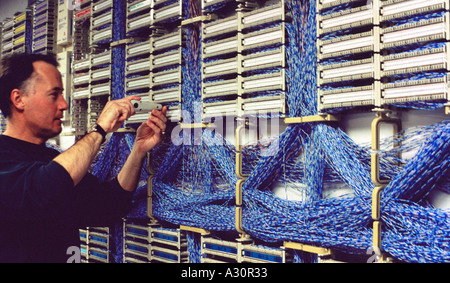 Technicien lavorando su Main Distribution Frame del sistema telefonico Foto Stock