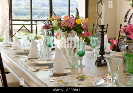 Tabella set con addobbi floreali, wineglasses e tovaglioli Foto Stock