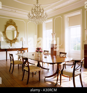 Sala da pranzo con specchio dorato e lampadario in Wickham house, gotico del xviii secolo canonica Foto Stock