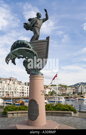 Memorial a Alesund harbour alla Norvegia di WW II Norwegian forze alleate della via di fuga (Shetland Bus) Speciale unità navale Foto Stock