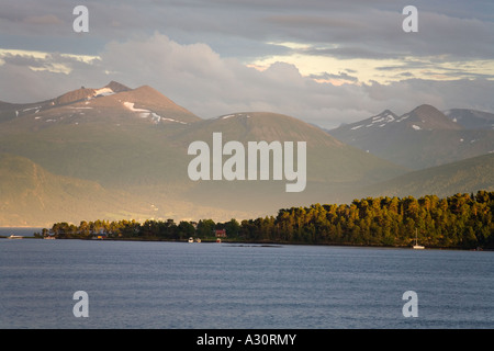 Luce della Sera nel Romsdalsfjorden Molde Norvegia Foto Stock