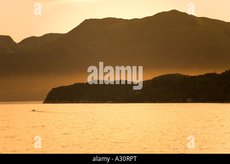 Luce della Sera nel Romsdalsfjorden Molde Norvegia Foto Stock