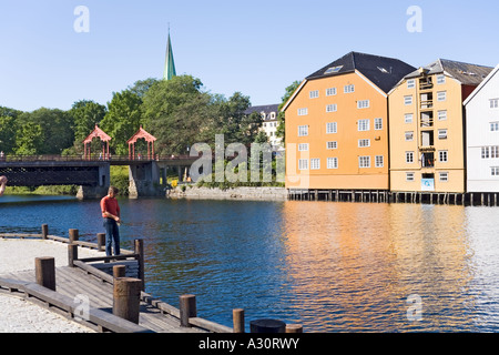 Costruzioni in legno su palafitte lungo il Nidelva riverfront a Trondheim, Norvegia Foto Stock