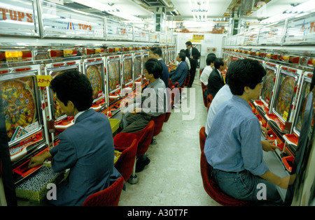 Tokyo Giappone giapponese uomini gioco pachinko un perno palla in gioco arcade di Tokyo Foto Stock