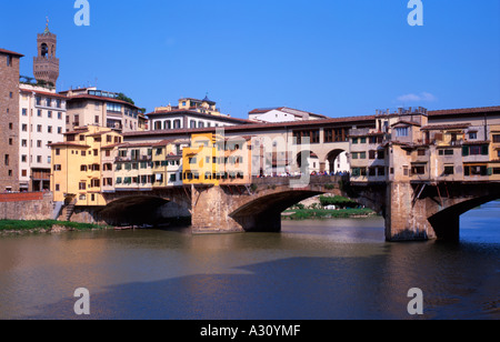 Ponte Vecchio il più antico ponte di Firenze attraversa il fiume Arno ed è una grande attrazione turistica. Foto Stock