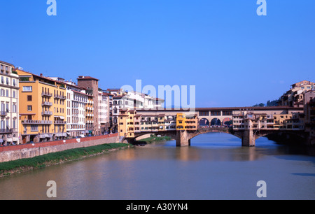 Ponte Vecchio il più antico ponte di Firenze attraversa il fiume Arno ed è una grande attrazione turistica. Foto Stock