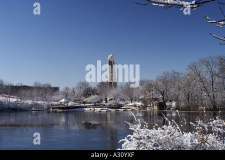 Winter in Naperville. View of the Carillon from the lake. Foto Stock