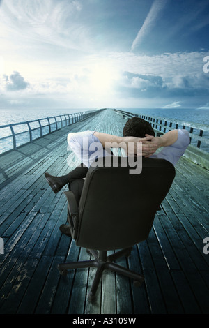 Un uomo d'affari rilassante in una sedia mentre guardando il percorso in avanti Foto Stock