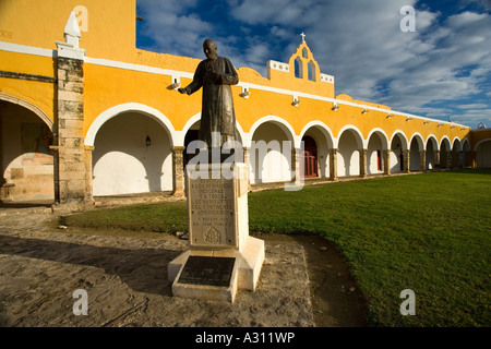 La statua di Papa Giovanni Paolo II presso il convento francescano di San Antonio De Padova in Izamal Messico Foto Stock