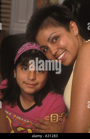 Ispanico sorridente madre e figlia giovane ritratto Foto Stock