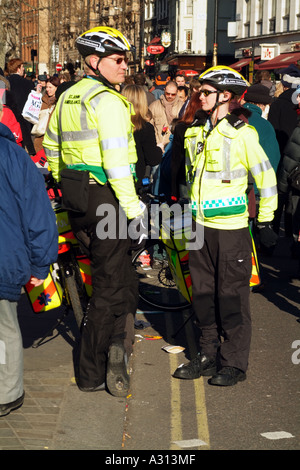 St John Ambulance uniformata ai membri di un ciclo unità risponditore sul dazio in Londra England Regno Unito Foto Stock