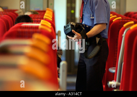 Royalty free fotografia di British ticket inspector BR LONDON REGNO UNITO Foto Stock