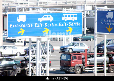 Fotografia di autocarri in coda al porto francese in attesa di pensione cross channel ferry Foto Stock