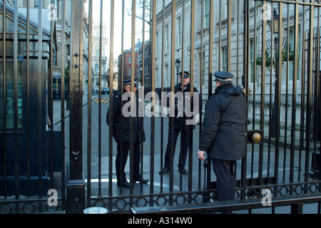 Poliziotti armati di Downing Street Londra England Regno Unito Regno Unito Foto Stock