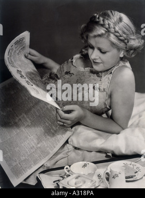 La prima colazione a letto 1930s Foto Stock