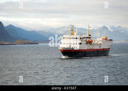 Crociera Hurtigruten nave Narvik passando le isole Lofoten a est di Stamsund Norvegia Foto Stock