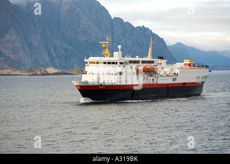 Crociera Hurtigruten nave Narvik passando le isole Lofoten a est di Stamsund Norvegia Foto Stock