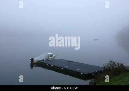 In attesa che la nebbia per cancellare sul serbatoio Clatworthy Exmoor Foto Stock