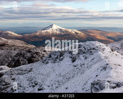 Vista invernale di Ben Lomond dal vertice del Beinn Ime, Arrochar Alpi, highlands Occidentali, Scozia. Foto Stock