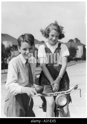 Ragazza ragazzo con noleggio biciclette Foto Stock