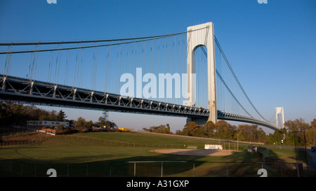 Verrazano Narrows Bridge il collegamento di Staten Island e Brooklyn visto da Staten Island lato Foto Stock